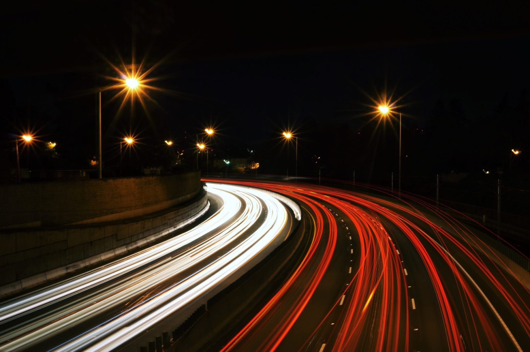 Autoroute durant la nuit