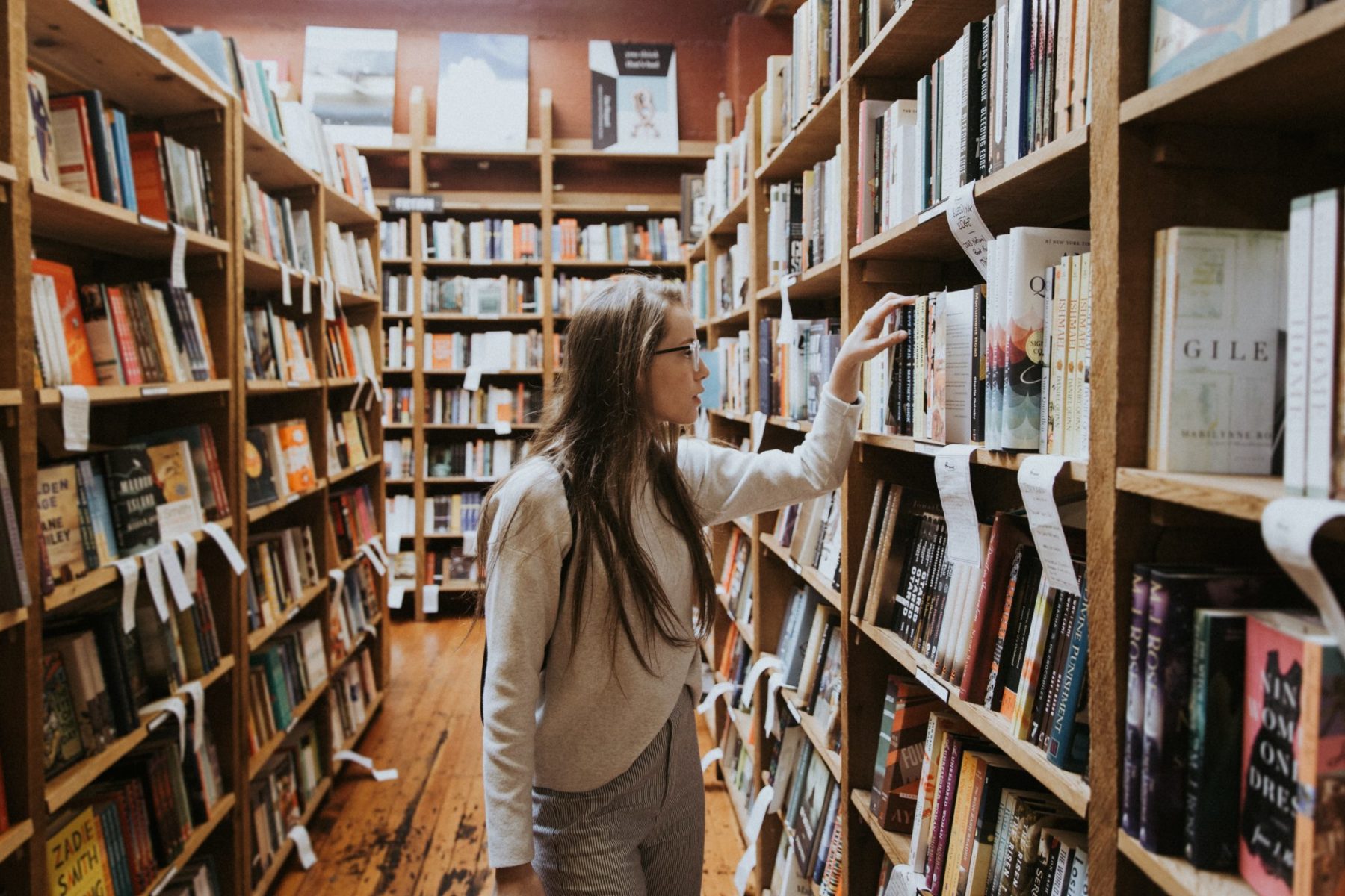 Fille dans une bibliothèque